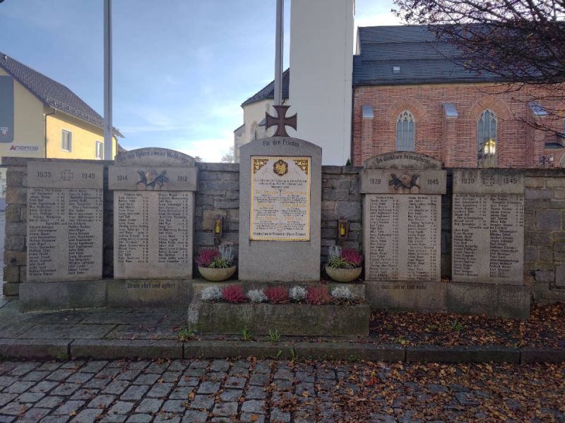 Kriegerdenkmal in Tiefenbach, Kirche